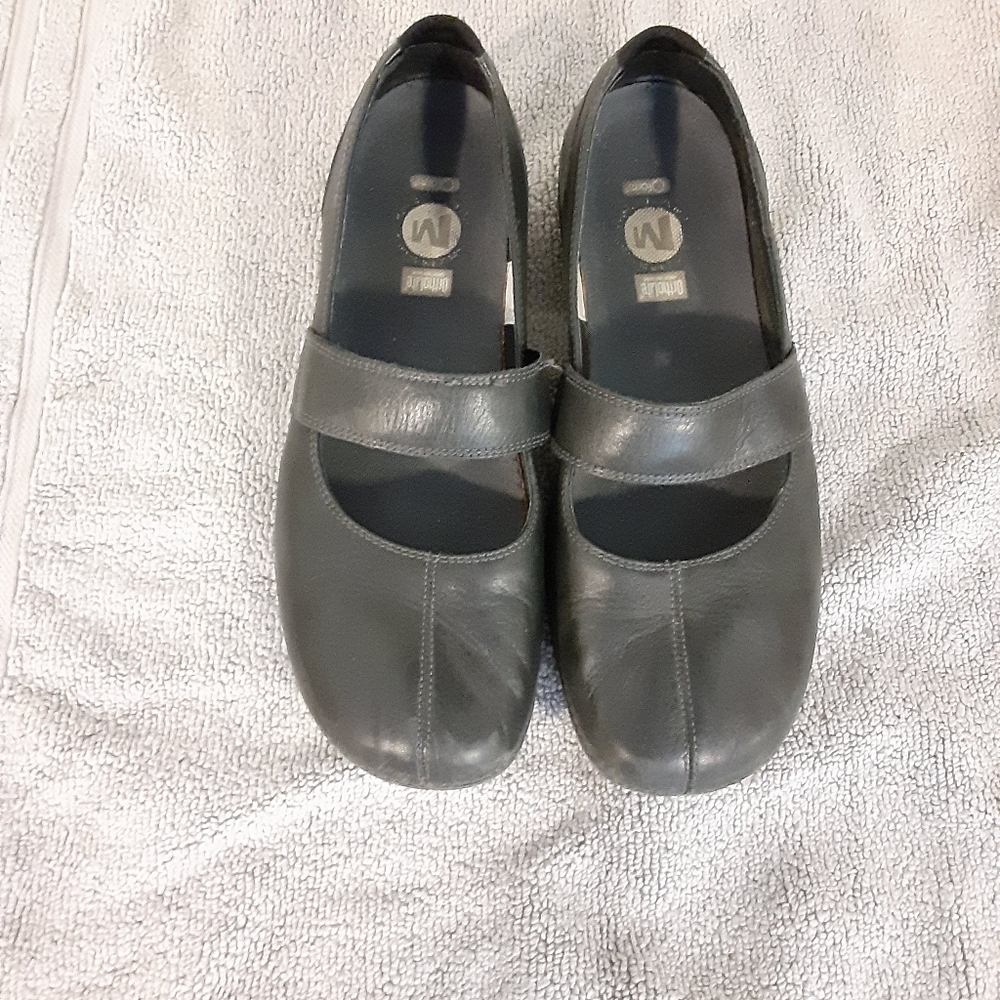 Merrell Genuine Leather Mary Jane's size 10